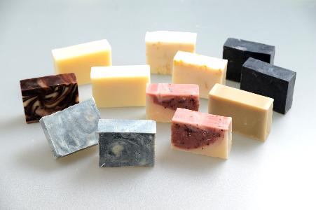 石けん工房 花華 手作り石けんは許可がない 場合雑貨扱いになります 当店ではオリジナルの石けんを 認可扱いにできるようoemにて 製造致します あなただけのオリジナルの石けんを 許可を取り販売しませんか 小ロット 30個から対応致します 石けん 石けん工房 花華 手作り石けんは許可がない 場合雑貨扱いになります 当店ではオリジナルの石けんを 認可扱いにできるようoemにて 製造致します あなただけのオリジナルの石けんを 許可を取り販売しませんか 小ロット 30個から対応致します 石けん