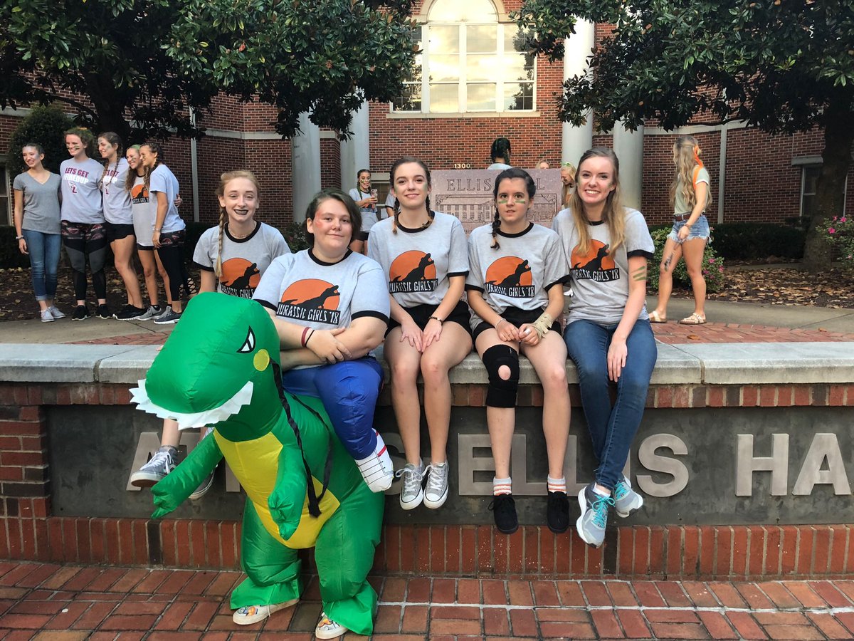AYouther's tweet photo. love my jurassic girls. #TRexed #dormwars2018 @LeeU https://t.co/NlUQPF4nbB