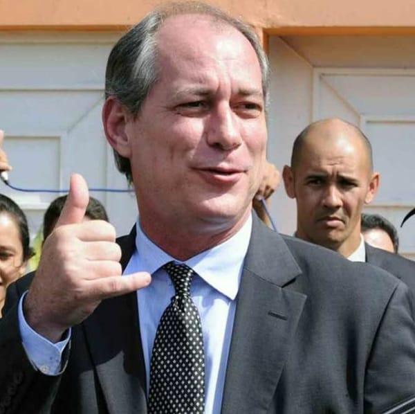 #Ciro12 o seu candidato faz sinal de arma ? Desculpa mais o meu faz sinal de parça.