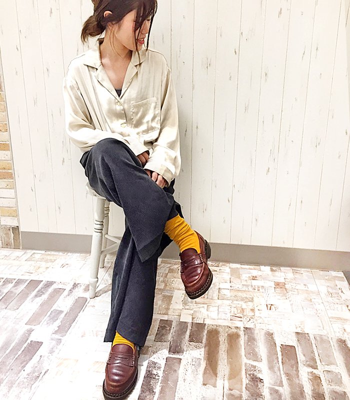 チュチュアンナ メンズライクな大人の秋 アトレ川崎店 のスタッフさんのコーデ シンプルコーデにはからし色ソックスでアクセントを ルーズにまとめたヘアアレンジもポイント コーデュロイパンツ ローファー とろみシャツ ヘアアレンジ