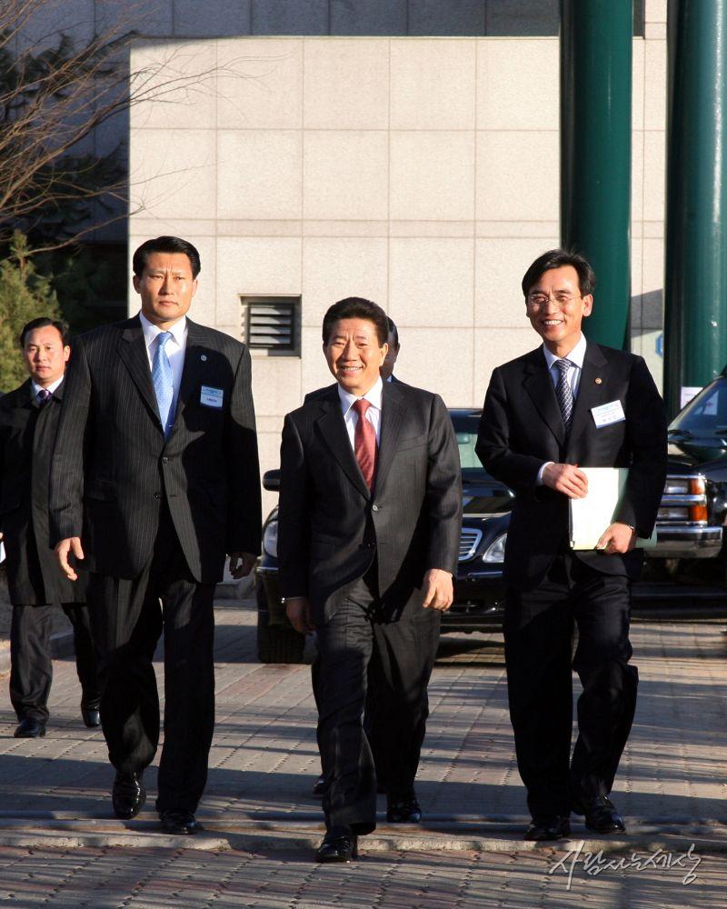 RohFoundation's tweet photo. 노무현재단은 1일 임시이사회를 열고 최근 사임 의사를 밝힌 이해찬 이사장 후임으로 유시민 전 보건복지부장관을 제5대 이사장에 선임했습니다. 신임 이사장의 임기 시작일은 10월 15일입니다. https://t.co/pLlLfh2vVz