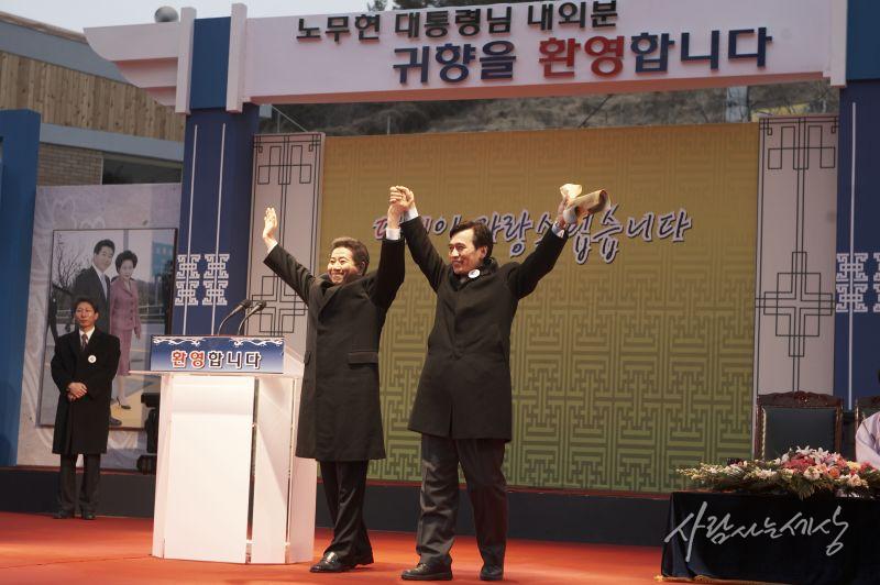 RohFoundation's tweet photo. 노무현재단은 1일 임시이사회를 열고 최근 사임 의사를 밝힌 이해찬 이사장 후임으로 유시민 전 보건복지부장관을 제5대 이사장에 선임했습니다. 신임 이사장의 임기 시작일은 10월 15일입니다. https://t.co/pLlLfh2vVz