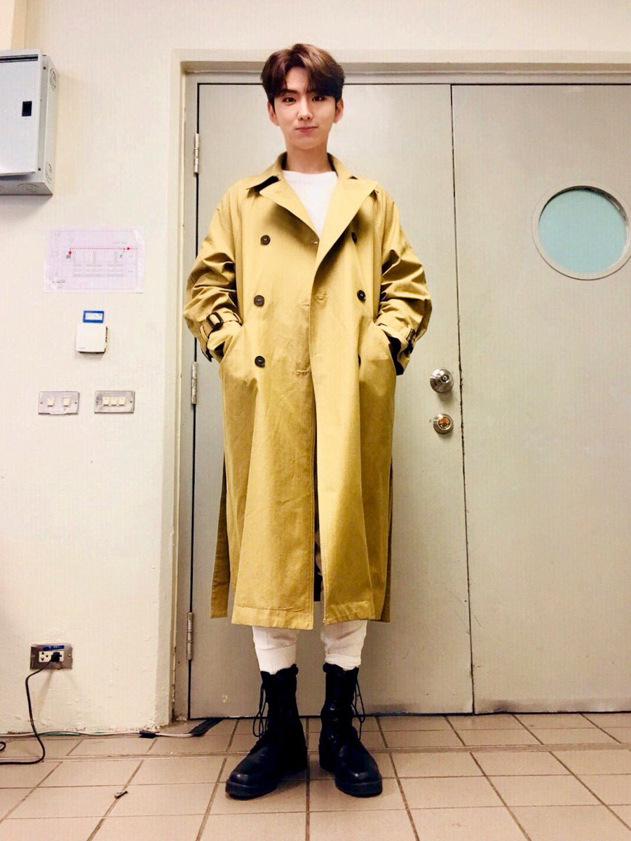 OfficialMONSTAX's tweet photo. [#기현] 형원이 코트라고 엄청 길진 않구만 https://t.co/DrFyPuBfpC