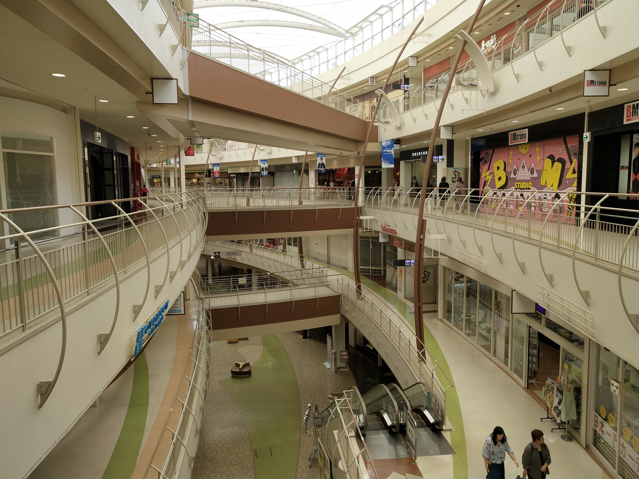 Jgm No Twitter イオンモール名古屋みなと ここ ヤバイな ガラガラ 近くにららぽーとができて 壊滅寸前 Starbucks Coffee は日本で一番空いてる 多分 T Co Q1cftamvks Twitter