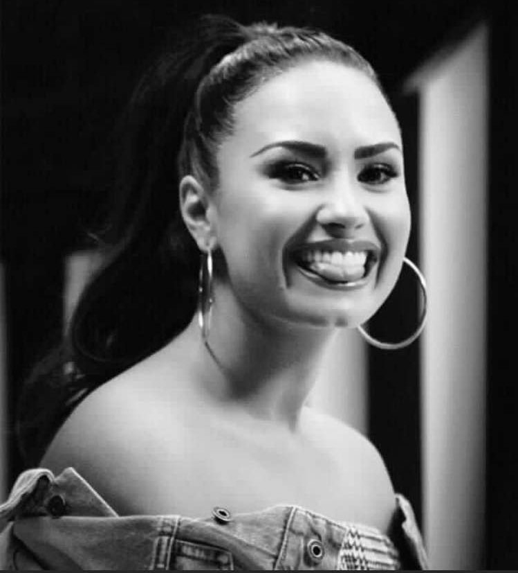 ddlovato_DLR's tweet photo. 😝😝 https://t.co/opxwGyrYSt