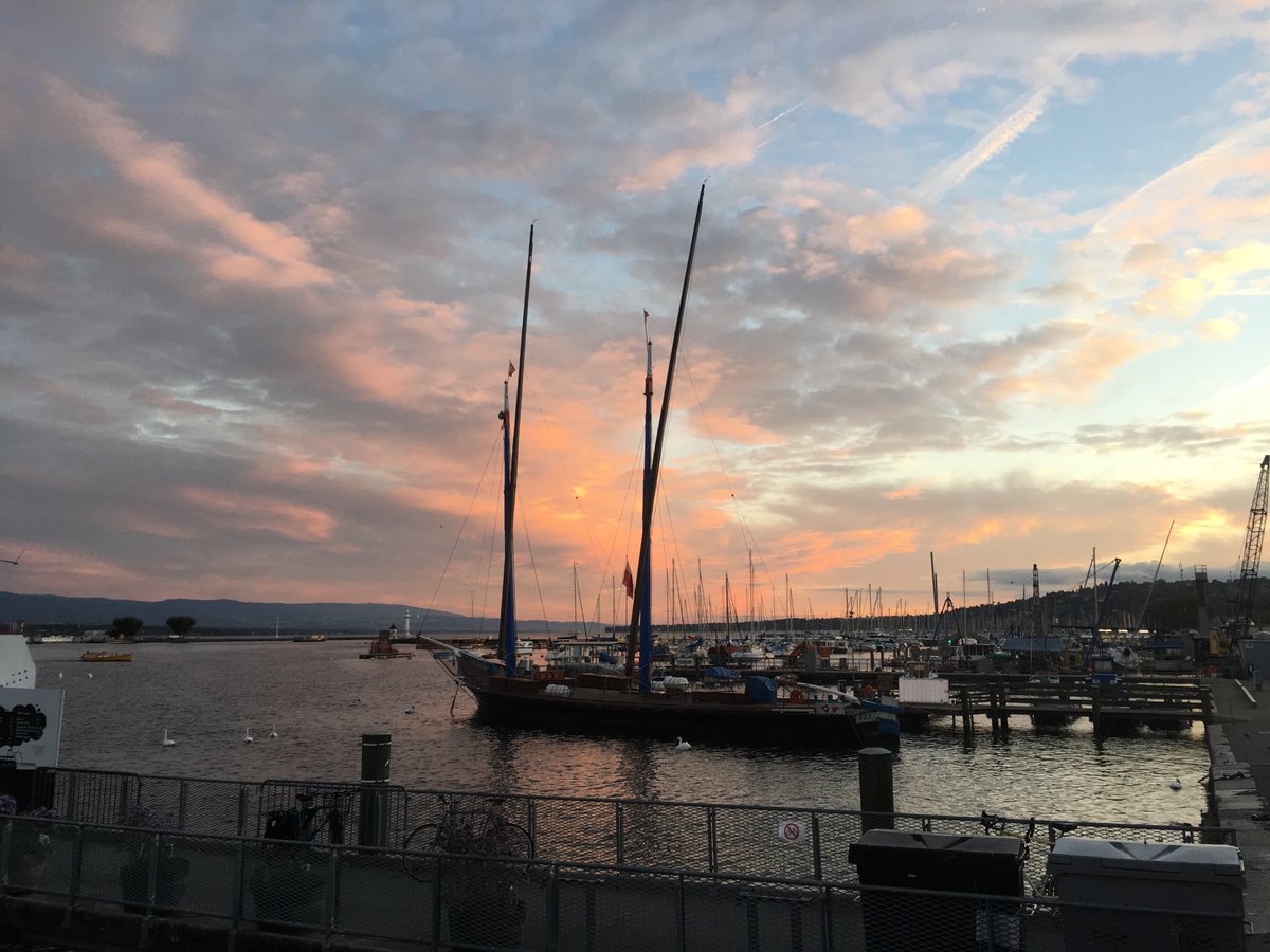 tanakmot's tweet photo. Another glorious sunrise in Geneva https://t.co/lv53WPxxo6