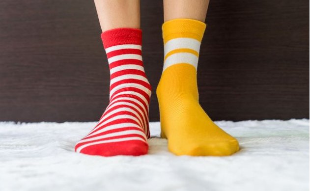 MoreauEmm's tweet photo. A #Lille l'association @sockenstock collecte les chaussettes orphelines. Une fois lavées ses bénévoles forment des paires de même couleur et même taille. Elles sont redistribuées aux #sdf, #migrants via les #associations. @franceinter https://t.co/undQXqLWK2 @Fondationfrance https://t.co/DFmYlWZ1Tt