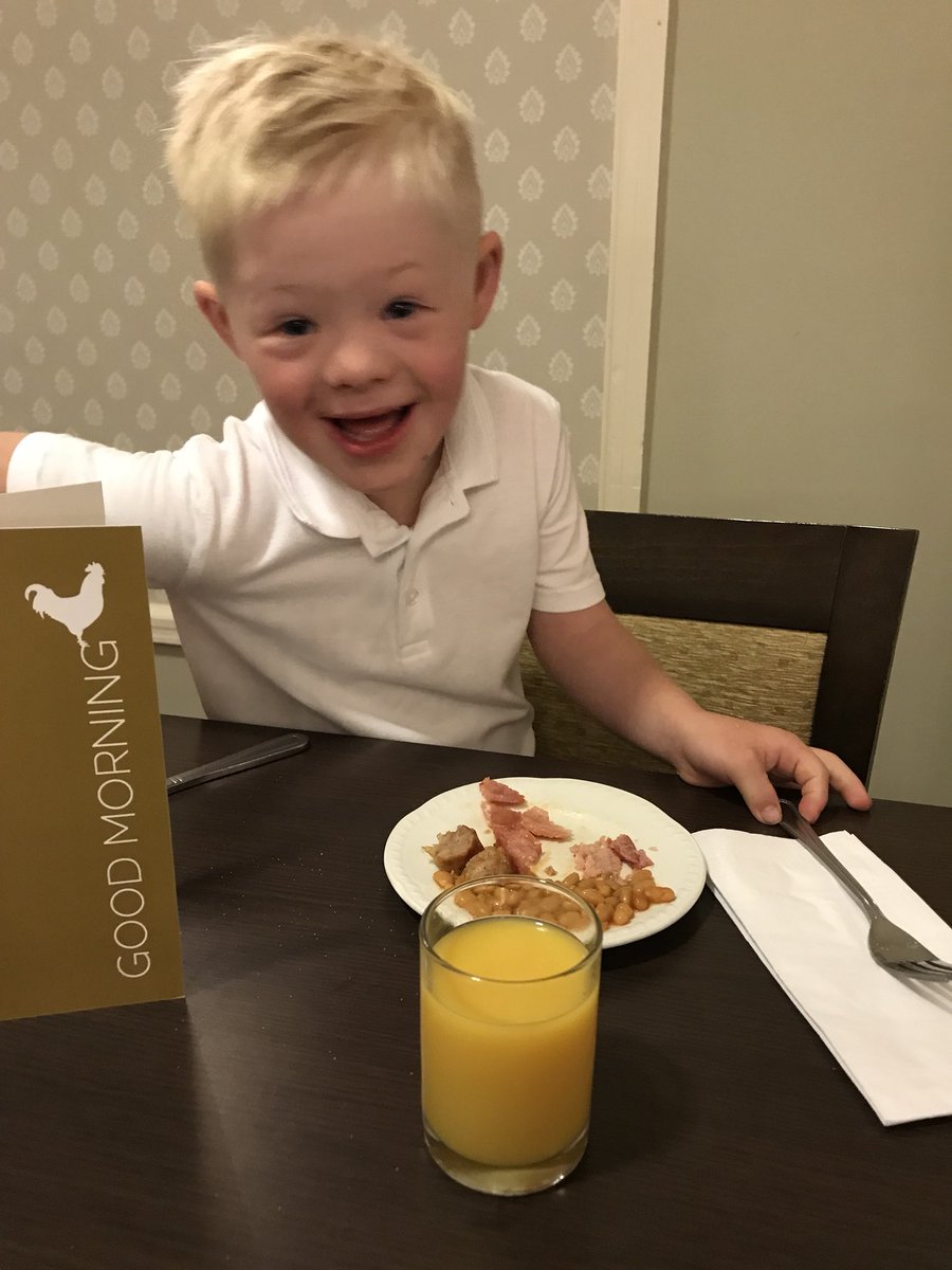 helloharvey's tweet photo. Early morning start with this one full English after a late night filming last night 🎬 #muddyfields #lotsoffun #backtoschoolnow #lovinglife💙😍 https://t.co/RWZQnYSsvZ