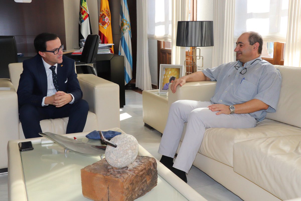 magallardomir's tweet photo. Con José María Barrantes, nuevo párroco de la Santa Cruz. En el @aytovvaserena siempre contarás con nuestro apoyo y colaboración. Bienvenido a tu casa. https://t.co/6VKGIlV878