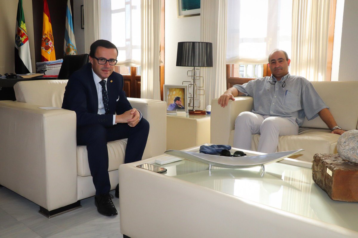 magallardomir's tweet photo. Con José María Barrantes, nuevo párroco de la Santa Cruz. En el @aytovvaserena siempre contarás con nuestro apoyo y colaboración. Bienvenido a tu casa. https://t.co/6VKGIlV878