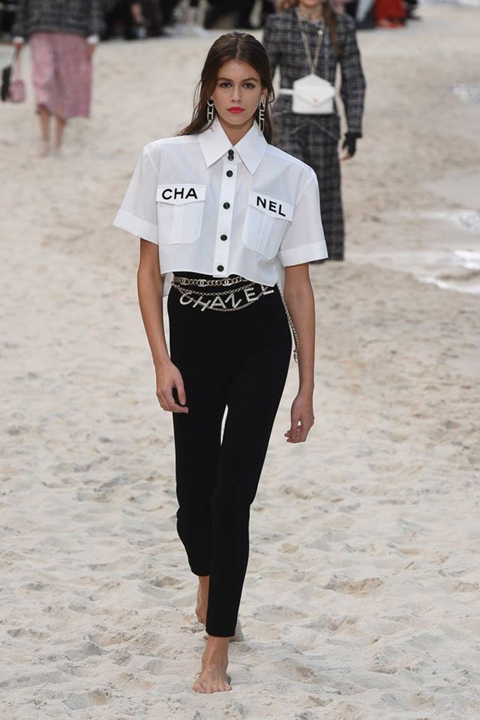 VogueSpain's tweet photo. 🎵 Cuando calienta el sol...🎵 El desfile de @CHANEL en París, al completo. #PFW https://t.co/vOeYOTNo5k https://t.co/SDsztX8Kba