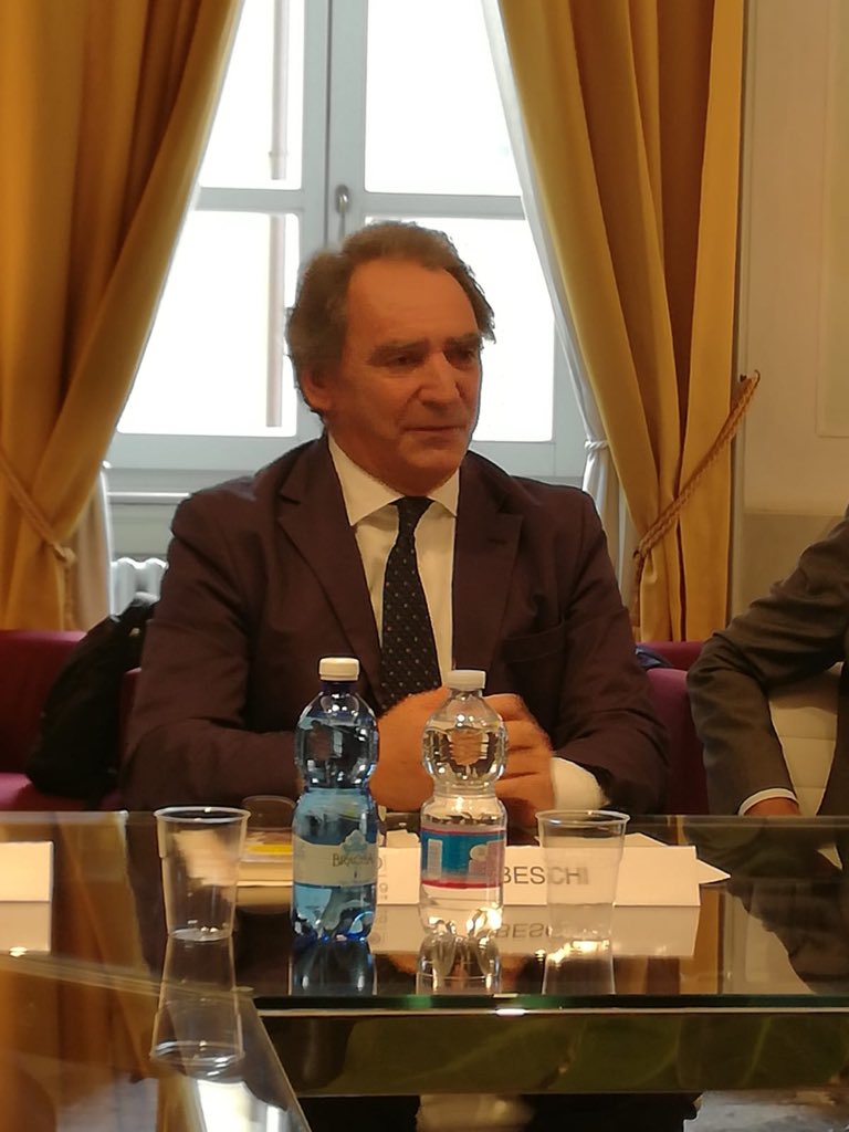 UniBergamo's tweet photo. Il Direttore del Conservatorio #GaetanoDonizetti Emauele Beschi introduce il concerto del gruppo di ottoni che accompagnerà la cerimonia del #graduationday. #unibg50 https://t.co/wXELkWB6aA