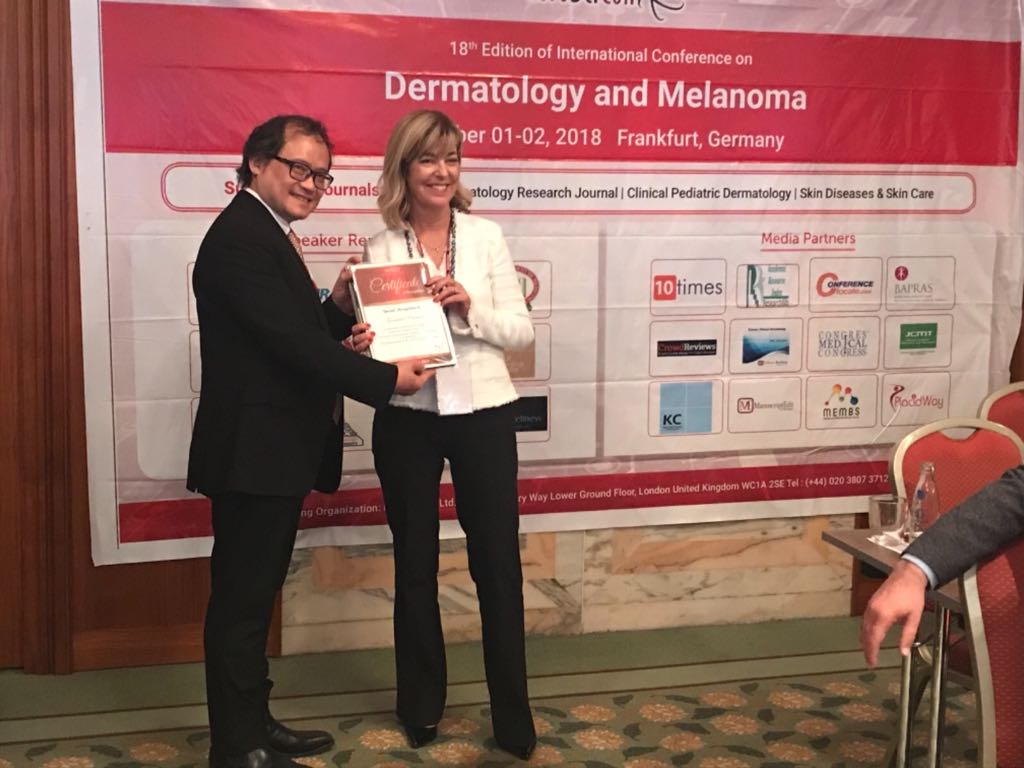 Pharmamel_ES's tweet photo. La Dra. Germaine Escames acompañada del Dr. Darío Acuña en la 18º edición de la Conferencia Internacional de Dermatología y Melanoma en Frankfurt. En esta jornada, Germaine Escames presentó las investigaciones en el ámbito de la melatonina que han dado lugar a #Pharmamel https://t.co/2aRxkNsepH