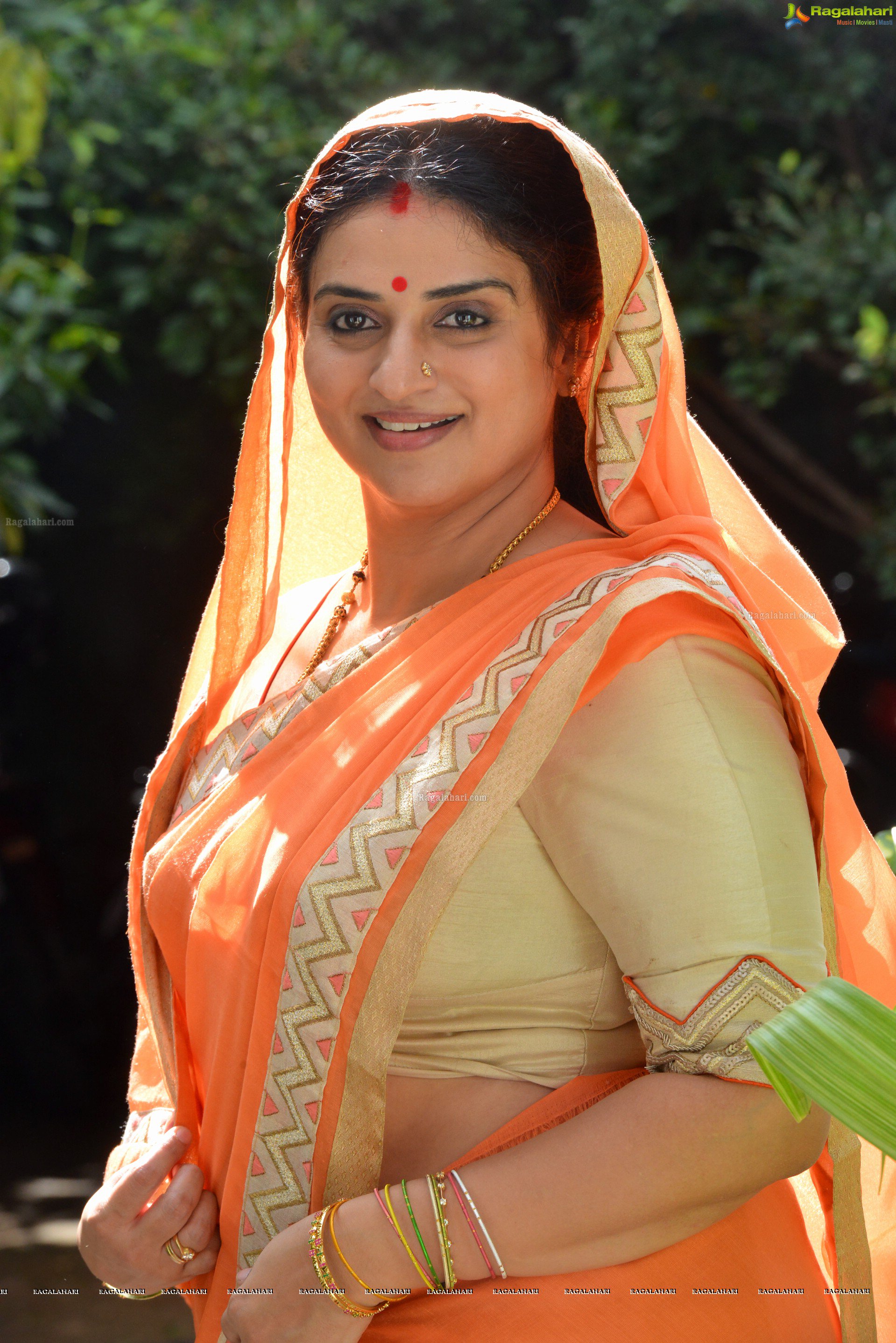 Image Pavitra Lokesh Family Aunty Biography Facts