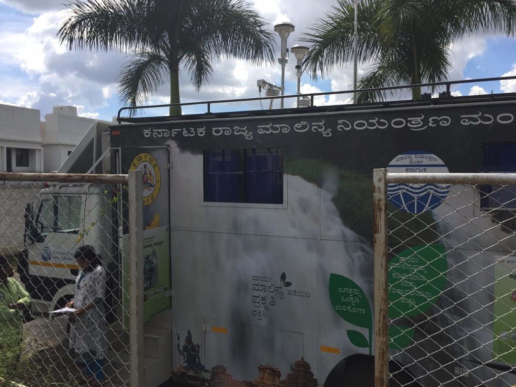 WFRising's tweet photo. Hurray, thousands of residents are breathing easy today. PM2.5 levels are the best it’s ever been.

24x7 operational Graphite India is not working today. Could it be because the @karnatakapcb mobile monitoring unit is here - that too on a holiday - to check on pollution levels 🤔 https://t.co/Zd9rUsBJUy