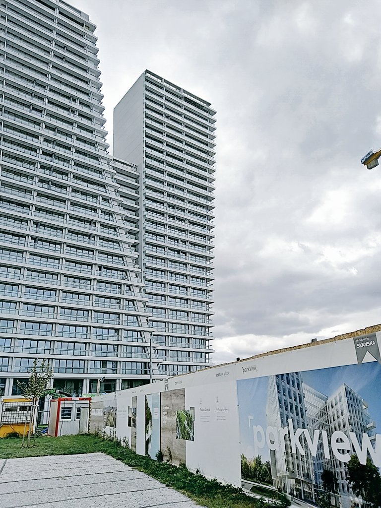 Luzicka23's tweet photo. tohle mi přijde "úžasný": vybereš všechny rodinný zásoby peněz, zadlužíš se na x dalších let ➡️ koupíš si byt v nejdražším projektu v zemi a jen co barák zkolaudují, začnou ti pod (před) okny stavět 10patrový kancelarsky barák. #Pankrac #Vtower https://t.co/dAkwBYkrAa