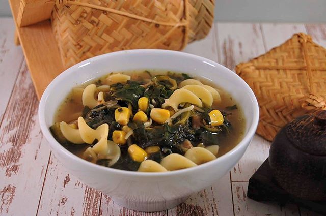 AsiatischKochen's tweet photo. Eine leichte Gemüsesuppe aus Indonesien, 'Sayur Asam' schmeckt herzhaft, frisch und leicht säuerlich. Die Zubereitung ist Bliztschnell und ganz easy 😋😋😋 #vegan #superfood #vegetarisch #gemüse #foodblogger_de #instafood #foodporn #deliciousfood #foodc… https://t.co/8joA9ygsi6 https://t.co/mxndJAFNv5