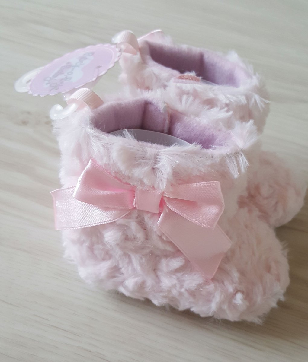 WinksKiddie's tweet photo. Oh my goodness 💕 Who wants some of these rose bud faux fur winter boots for £4.50 a pair. Sizes 0-6 or 6-12 months. Online now https://t.co/ILaDXPwBzc #boots #girls #adorable https://t.co/RYnr3JlBu9