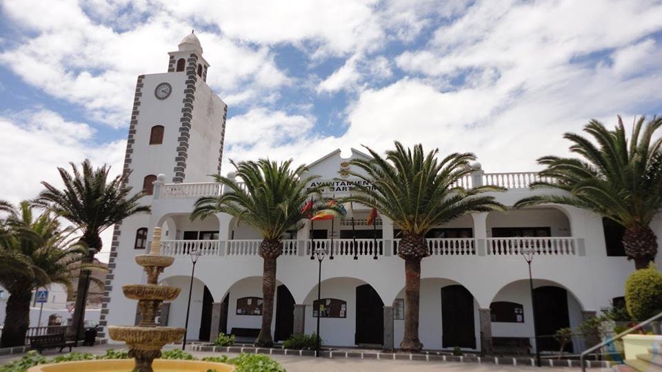 MiraMiAyunta's tweet photo. 🏛 San Bartolomé (Lanzarote) | ⚒ XX

El municipio fue independiente en 1797 (dependía de Teguise) y las reuniones se hacían en casas particulares. A comienzos del XX se construye la planta baja y a mediados, el edificio actual con su característica torre con forma de minarete 🌴 https://t.co/SSCZoSXklP