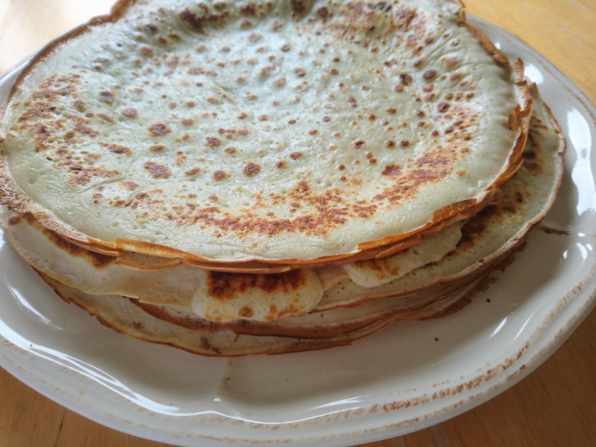 Receptomaten's tweet photo. 5-åringen fick välja precis vad som helst till lunch. Jag föreslår pizza, lax, Donken, BK, thai, pommes & mayo, mamma Scans köttbullar, makaroner med ngt, soppa, varmkorv, kebab.. och hon svarar omedelbart: "pannkakor och keso." 😂👍🏻
#OmBarn #Lunch https://t.co/0v0f4TArBQ