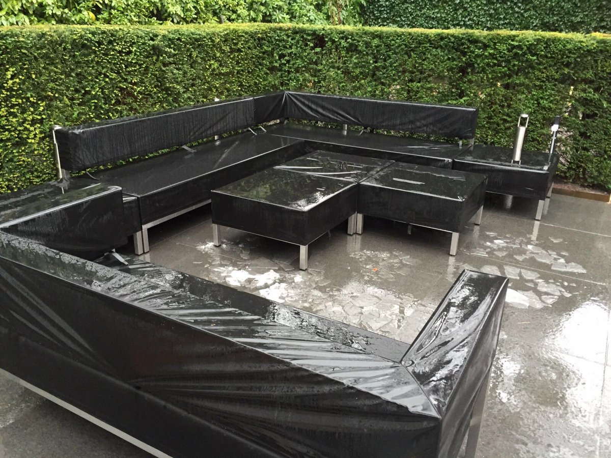 zitlekker's tweet photo. Wat een typisch Hollands najaar. #regen #wissselvallig. Met hoezen op maat kunt u de buitenmeubelen #gewoonbuitenlaten en vrijdag weer lekker buiten genieten! https://t.co/LVDsA5qwTK