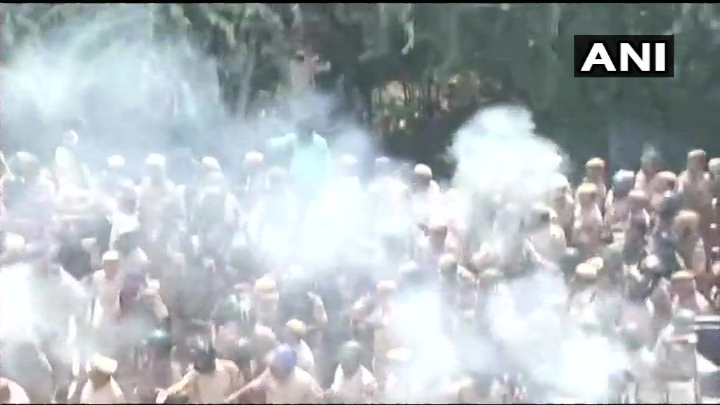 FulchandWakde's tweet photo. #KisanKrantiYatra 
#हिटलर_राज 
#GandhiJayanti
Farmers are stopped at UP-Delhi border during #KisanKrantiYatra.
Police use water Canons and teargas shells.
Farmers say "Where do we go if no one listens, should we go to Pakistan".
https://t.co/QD0zuc3Roo