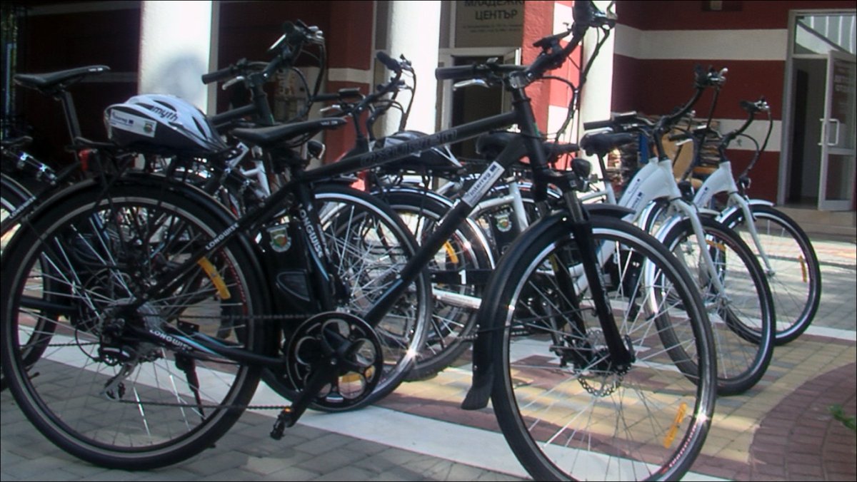 Chestnut_EU's tweet photo. Dimitrovgrad Municipality, Bulgaria introduced a new bike-share system, developed under CHESTNUT Project, financed by Danube Transnational Programme. 20 new e-bikes are at the disposal of the citizens and guests of the city free of charge 🚴‍♂️🚴‍♀️ https://t.co/IDUlwT62xj https://t.co/JU9qXoPFZK