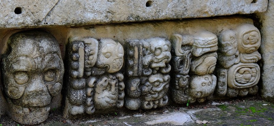 Saida El Alloumi 玛雅文字可追溯至前3世纪持续使用到了16世纪大部分刻本被西班牙人所毁仅4本书幸存大多数遗留的象形字 都是刻在神殿祭台的遗迹上 Saida El Alloumi 玛雅文字可追溯至前3世纪持续使用到了16世纪大部分刻本被西班牙人所毁仅4本书幸存大多数遗留的象形字 都是刻在神殿祭台的遗迹上