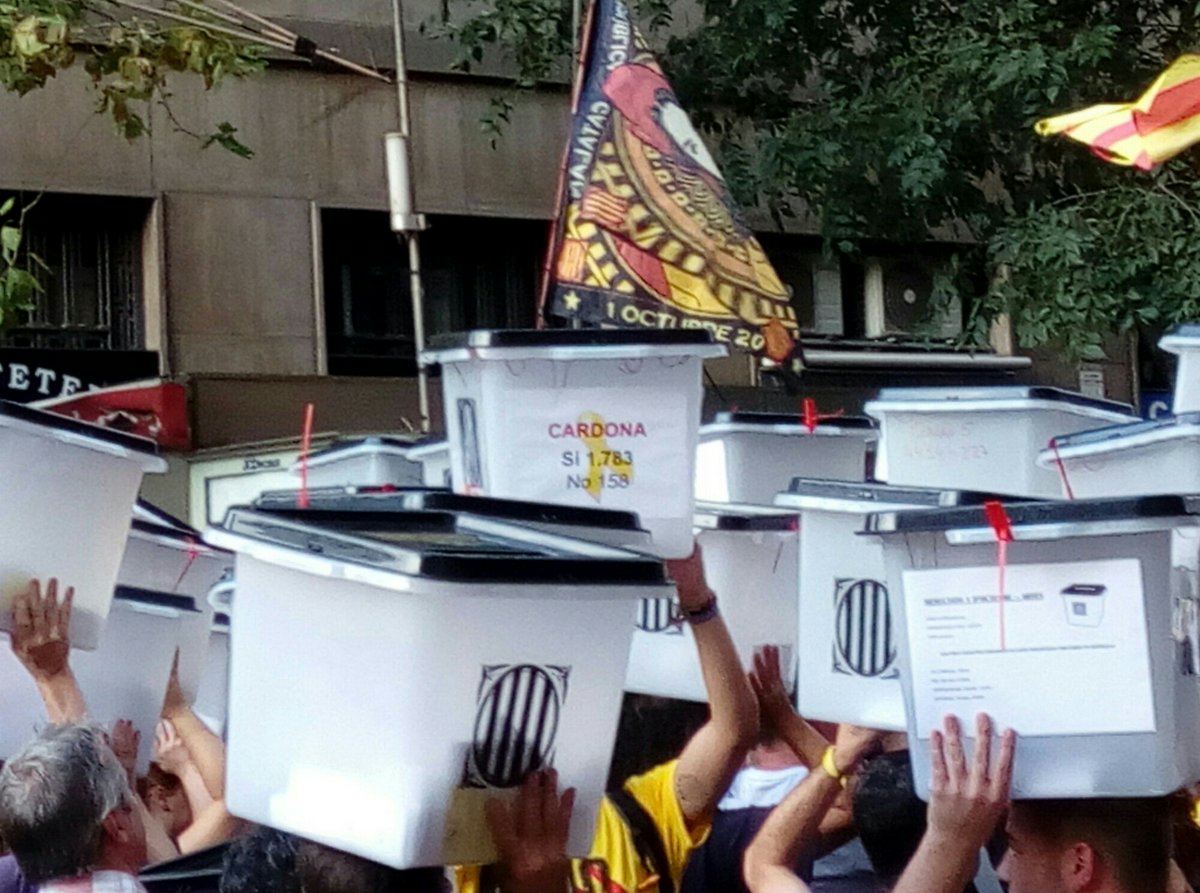 cdr_cardona's tweet photo. 1 d'octubre de 2018.
Marxa convocada per la #Plataforma1Oct.
Hi hem participat amb una urna plena de dignitat i fermesa i la determinació de no defallir.
Gràcies a totes les que ens hi heu acompanyat! ✊
#1OctAlCarrer
#VamVotarVamGuanyar
#NiOblitNiPerdó
#ElPoderDelPoble https://t.co/bKReOJXBPi