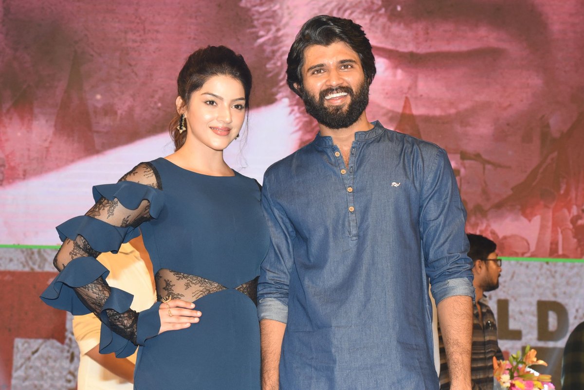 TeluguOdu's tweet photo. #Nota Movie Public Meet
For more pics click the link :: https://t.co/Vs4hC01xSS
#VijayDeverakonda || #NOTAPublicMeet || #NotaOnFriday || #NOTApressmeet || #MehreenPirzada || https://t.co/PAOFkW3UTK