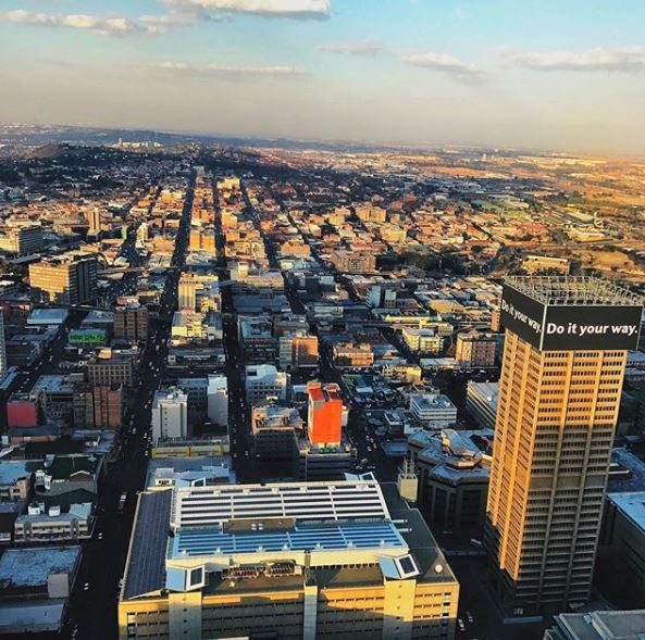 Jozi is the world's largest city not built on a coastline🏖️🏖️🏖️🏖️, or on a lake or river. That’s why it's also called the world’s biggest ‘dry port 
📸 BantuFrame (instagram) #ExploreJoburg #TravelTuesday ^NS