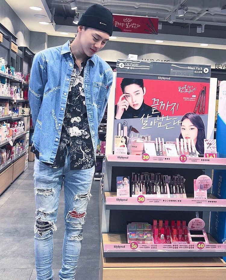 lunatic_hello's tweet photo. 오늘 제가 일하는매장에 권현빈분 오셔서 사진찍고 바로가셨는데 바로올라왔네 저 이때 계산대에서 사진찍어달라부탁할까다가 유니폼입고있는 내모습이 너무싫어서 화장품 포장함 https://t.co/p3HiEiFs9m