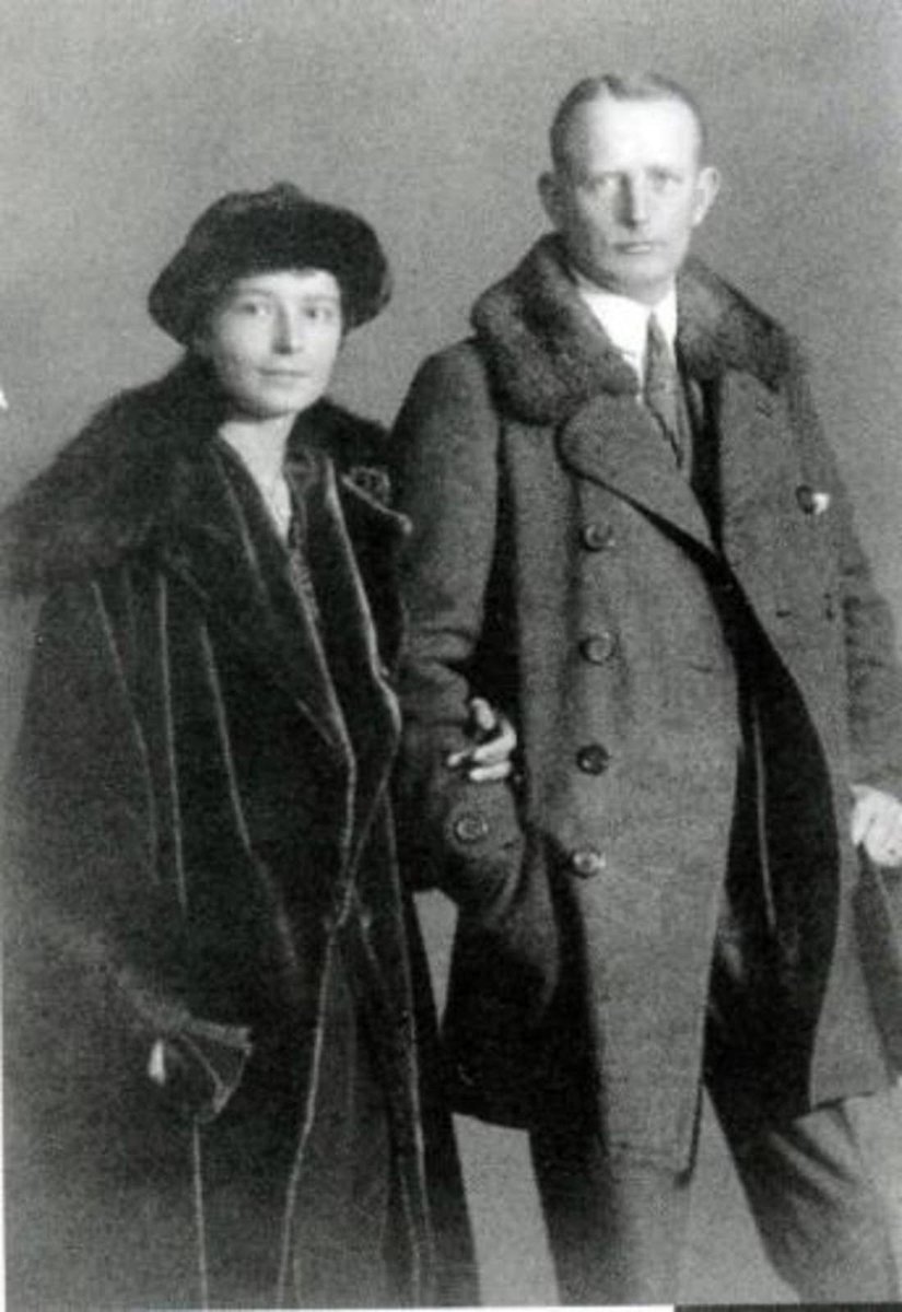 Dziś w Gdyni Prezydent <a href="/AndrzejDuda/">Andrzej Duda</a> weźmie udział w uroczystościach państwowego pogrzebu Dowódcy Obrony Wybrzeża 1939 r. śp. admirała floty Józefa Unruga i Jego Małżonki śp. Zofii Unrug. 
#Unrug

🔹POZNAJ HISTORIĘ LEGENDARNEGO OBROŃCY POLSKIEGO WYBRZEŻA: prezydent.pl/aktualnosci/wy…