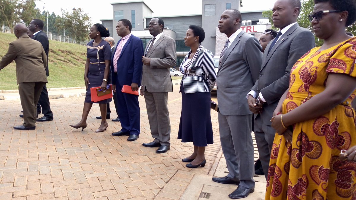 BugandaKingdom_'s tweet photo. Ekiriwo kati: Katikkiro atuuse ku kitebe kya UNHLS e Butabika okukwasa aba minisitule yeby'obulamu ebikozesebwa mu kujjanjaba obulwadde bwa Nalubiri (sickle cell). #SickleCellRun https://t.co/LHcqLoPHc5