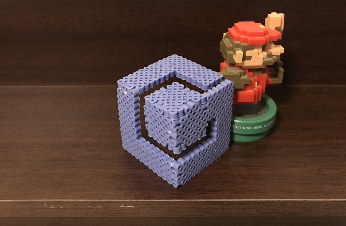 ট ইট র 如月 二重 6 ゲームキューブのロゴを立体的にアイロンビーズで作りました 案の定不安定で 後ろのマリオは支え役です アイロンビーズ ゲームキューブ