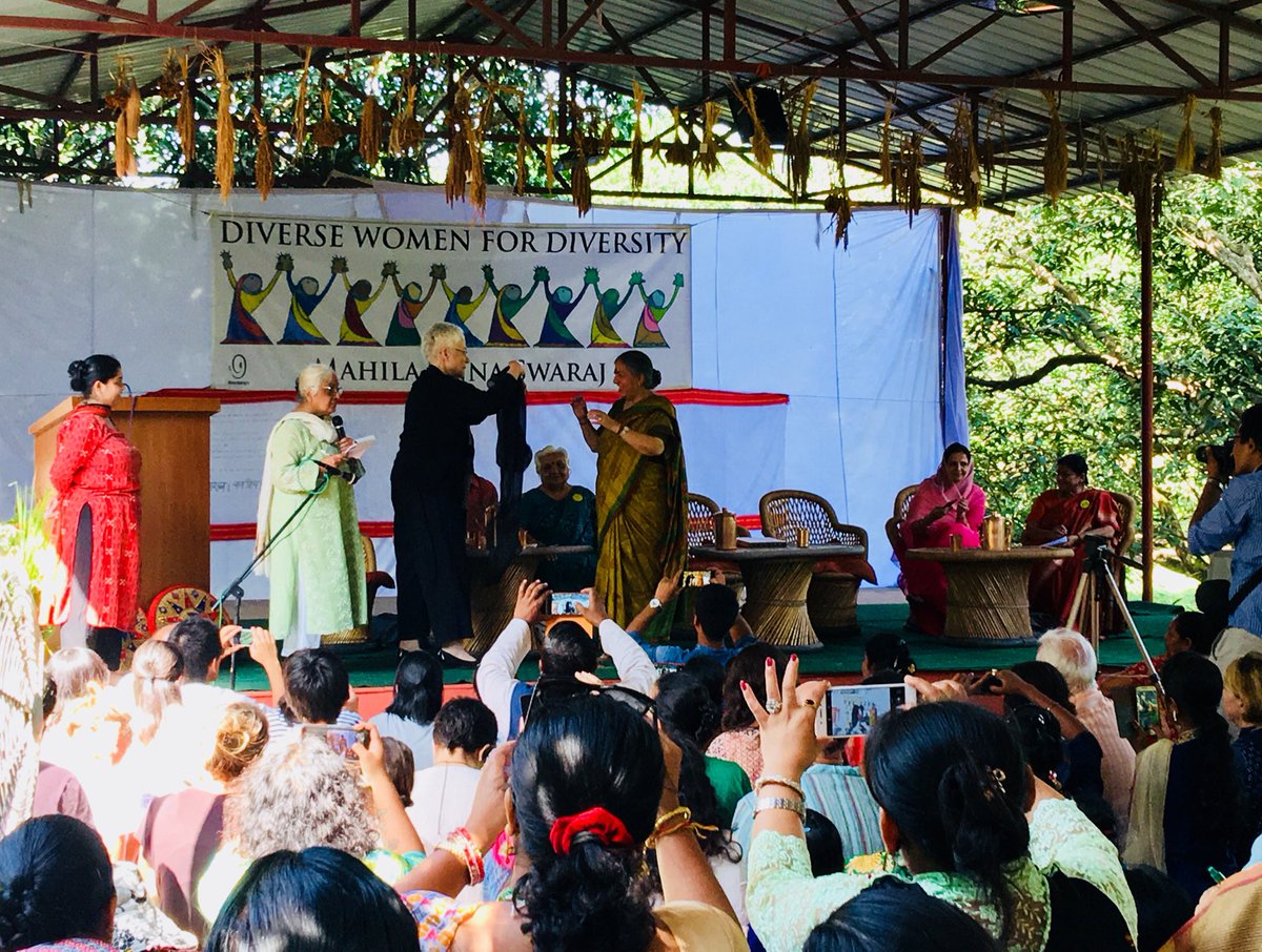 THProj's tweet image. Beth Burrows gifts ⁦@drvandanashiva⁩ with a silk scarf embedded with ‘The Future is Fertile’ in SOS code. #MAS #DWD #Shakti #EarthFamily #BioDiversity #MahilaAnnaSwaraj
