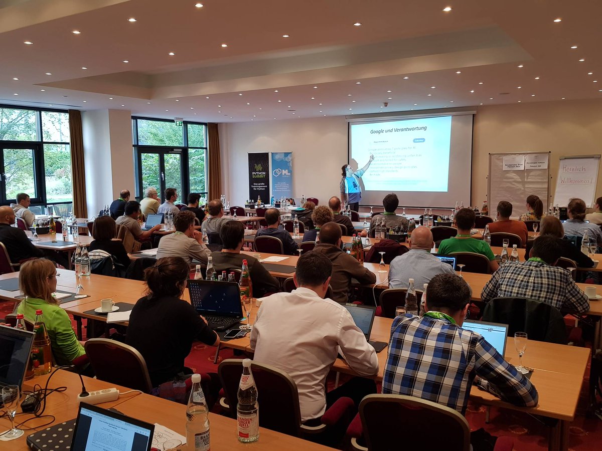 MLSummit_DE's tweet image. Der zweite Tag beginnt mit der Keynote "Wie kann Machine Learning einen Geschäftsbereich transformieren?" mit @DJCordhose. #MLSummit_DE #Python_Summit
