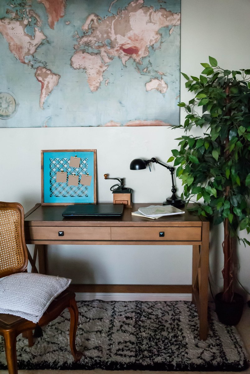 Ici, c'est une grosse journée boulot qui m'attend ! ... et pour les curieux un article est en ligne sur le blog au sujet des coulisses de Cook and Goûte.

cookandgoute.org/mon-bureau-en-…