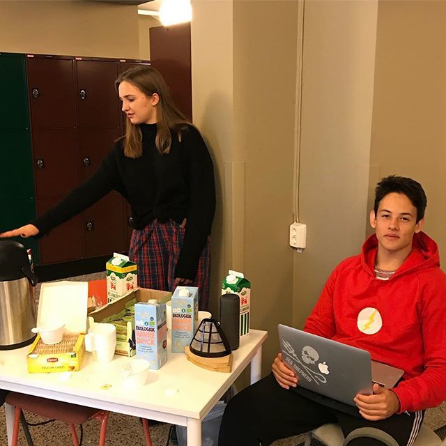 Tack till sociala utskottet som välkomnar med att bjuda på kaffe, te och varm choklad idag. Happy Tuesday! #vroelevkar #vrgodenplan #vrg ift.tt/2QlotOT