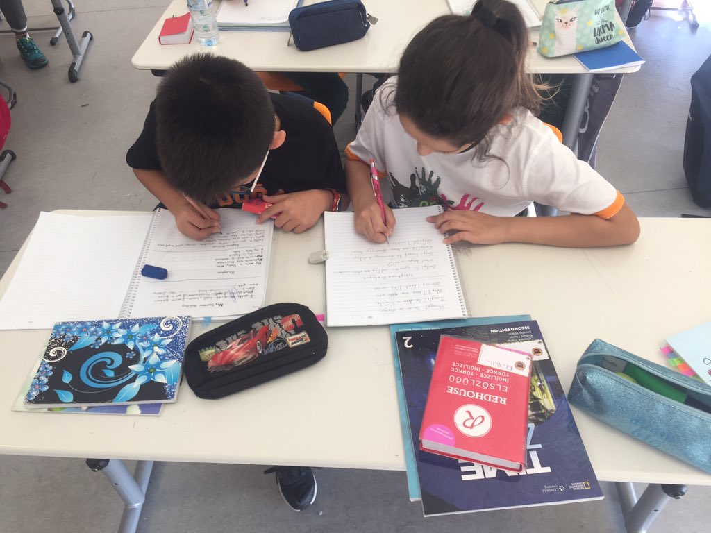 bbbpoj09's tweet photo. Writing is difficult but dictionaries make it easy! Dictionary is our best friend📝 #LearnEnglishWithDogaSchools #HamitlerDoga @AliRizaLule @GuldemG @tbmumcu @DogaAcademy https://t.co/NsYhEZ3iDd