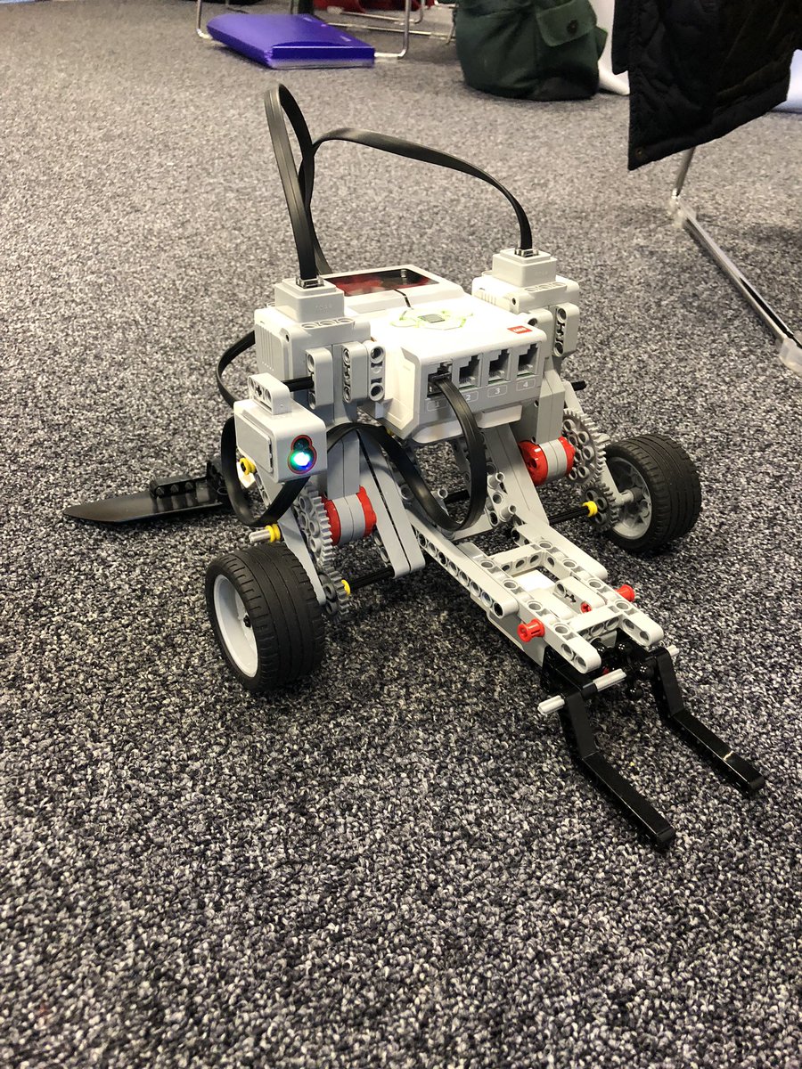 HylevL's tweet photo. Robotics engineering with #mindstorm #lego one of the best days ever. Thanks @raisingrobots @Tomorrows_Eng #raisingrobots #TERobotics https://t.co/wngHrq7fnG