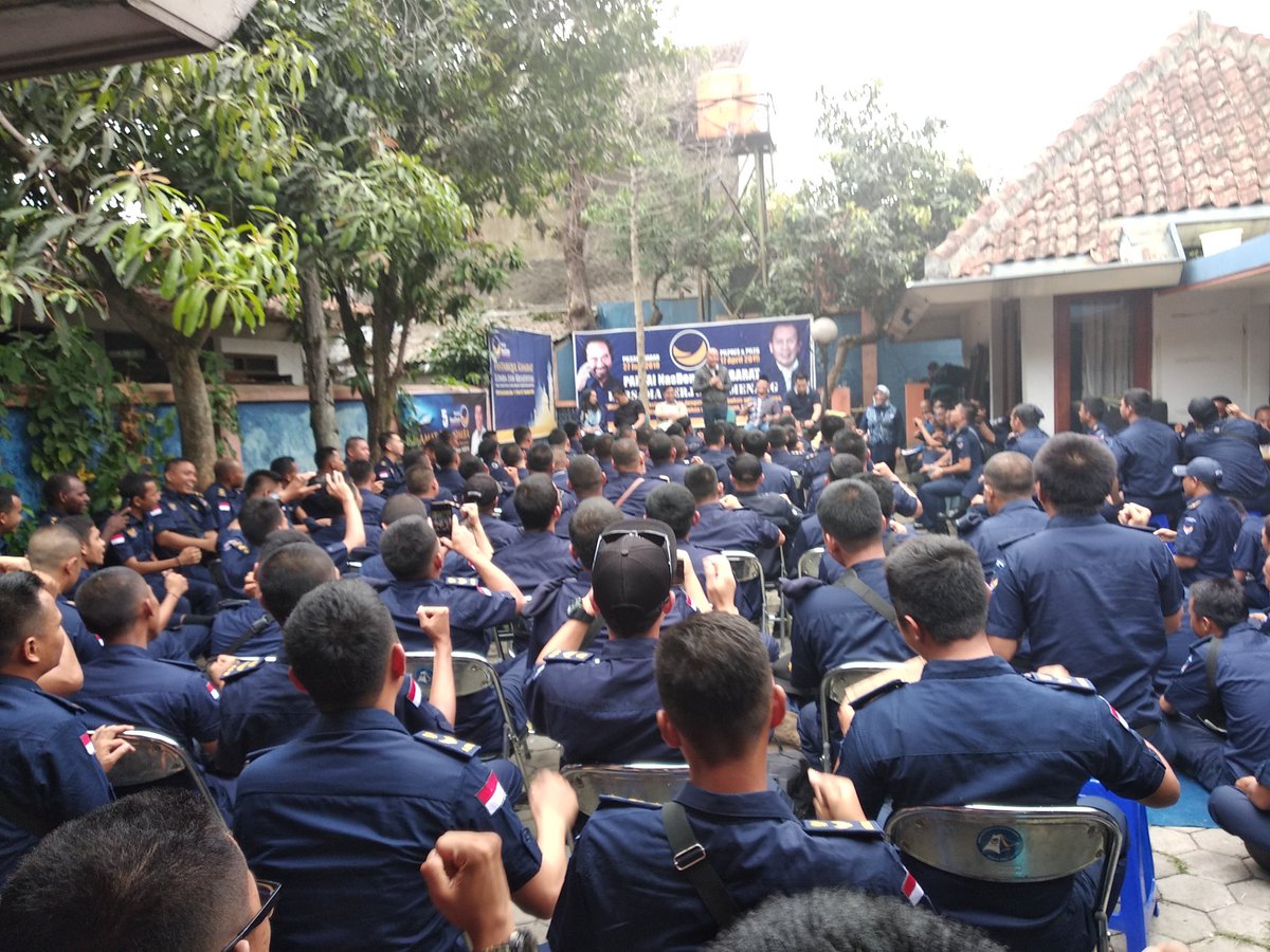 ABN_NasDem's tweet photo. Mahasiswa Internship Akademi Bela Negara Partai NasDem mendapat sambutan dari Kaka Saan Mustofa selaku Ketua DPW Partai NasDem Jawa Barat.

#ABNNasDem https://t.co/wRC8XM0MEJ