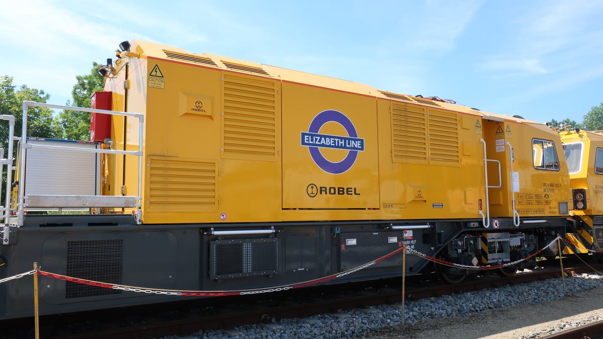 MGifas's tweet photo. Perfekte Ausleuchtung der Arbeitsumgebung am Gleis mit #StreamLED Power #Schutzrohrleuchten von #GIFAS auf den #RORUNNER Systemen von #Robel #Bahnbaumaschinen für die #ElizabethLine der #TransportforLondon 
Fotos: Robel https://t.co/p3nixE5Ktz