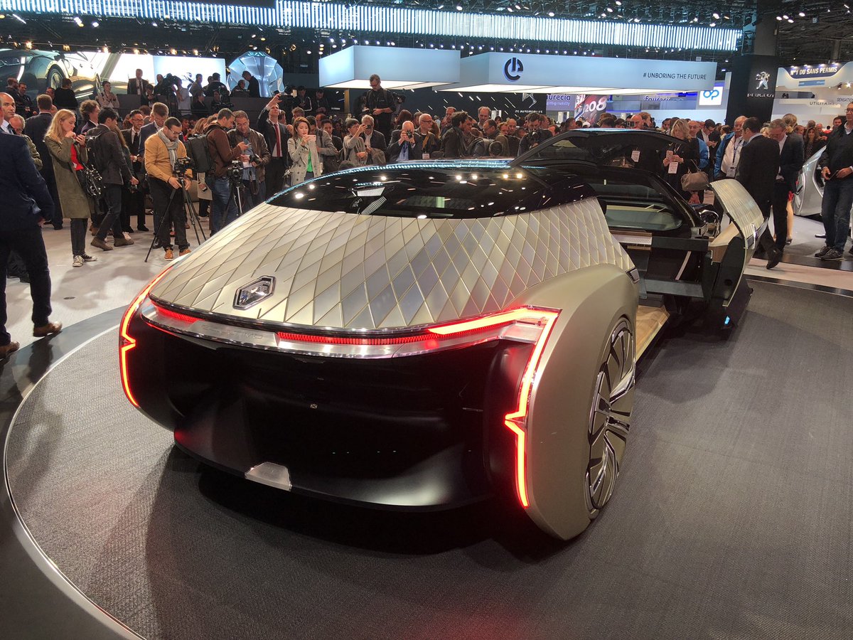 CarlosGAlcaniz's tweet photo. Máxima expectación en el stand de #Renault, que acaba de presentar en público y en su casa el EZ-Ultimo, prototipo de coche autónomo y de claro enfoque #premim. ¡Es muy bajo y ancho!#RenaultLive @Groupe_Renault @PrensaRENAULT https://t.co/vCPmfo762E