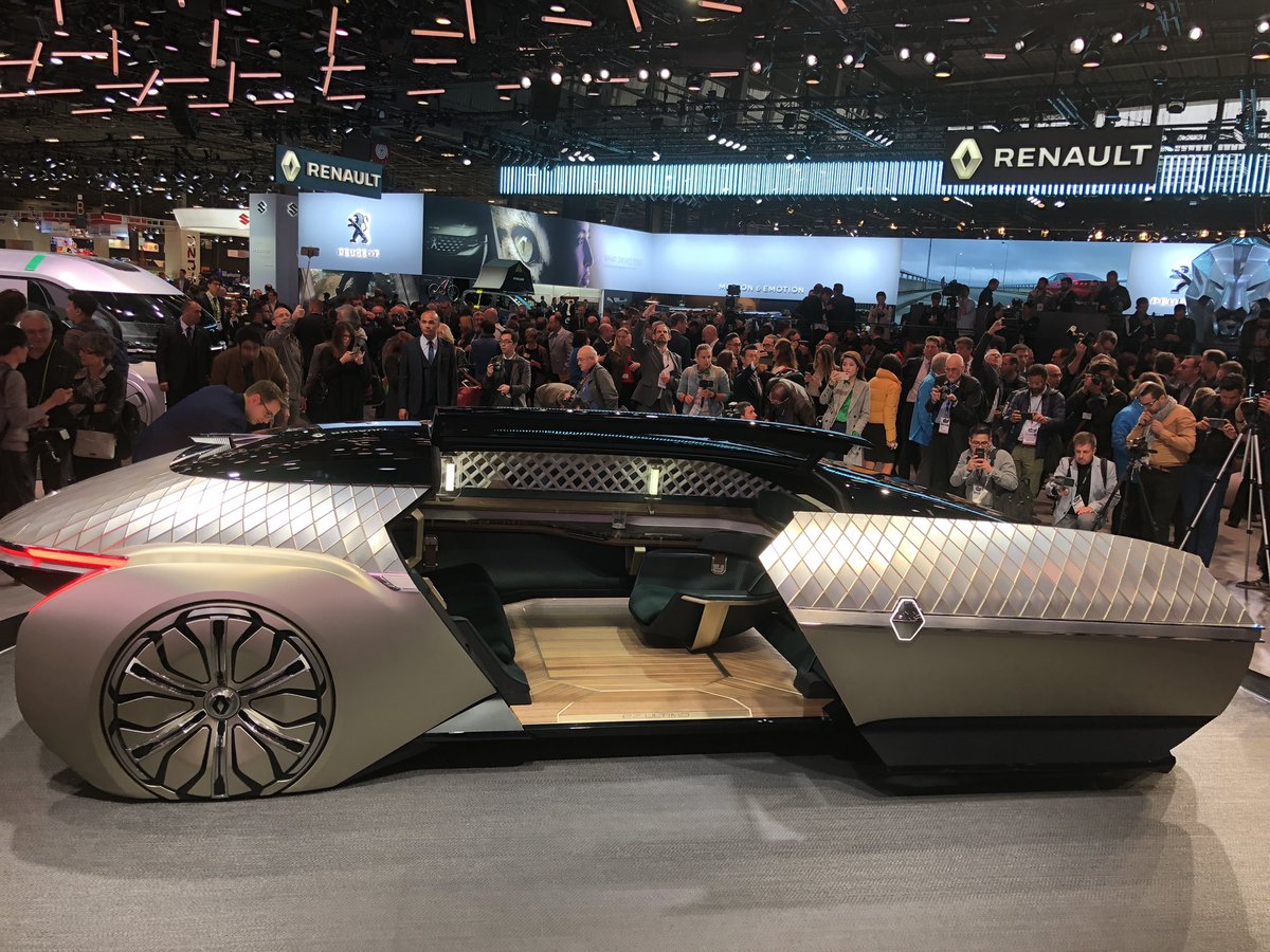 CarlosGAlcaniz's tweet photo. Máxima expectación en el stand de #Renault, que acaba de presentar en público y en su casa el EZ-Ultimo, prototipo de coche autónomo y de claro enfoque #premim. ¡Es muy bajo y ancho!#RenaultLive @Groupe_Renault @PrensaRENAULT https://t.co/vCPmfo762E