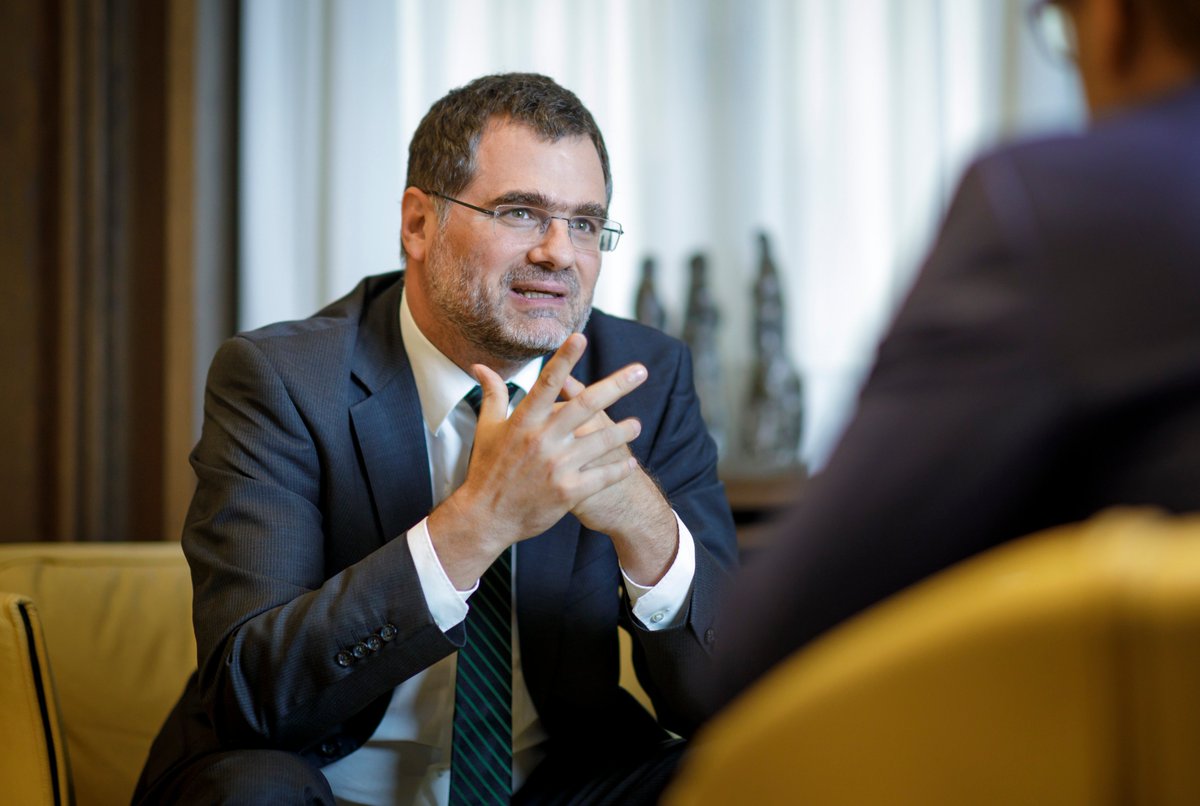 BMF_Bund's tweet photo. "Es ist gerade richtig viel los - in unserem Land, aber auch in der Welt. Jetzt müssen wir die Weichen richtig stellen", sagt Staatssekretär @W_Schmidt_. Im fünften Teil unserer Interview-Reihe #BMFintern gibt er Einblicke in seine Aufgabenbereiche im BMF: https://t.co/FYwkZFQcJu https://t.co/wnUZfCMM6F