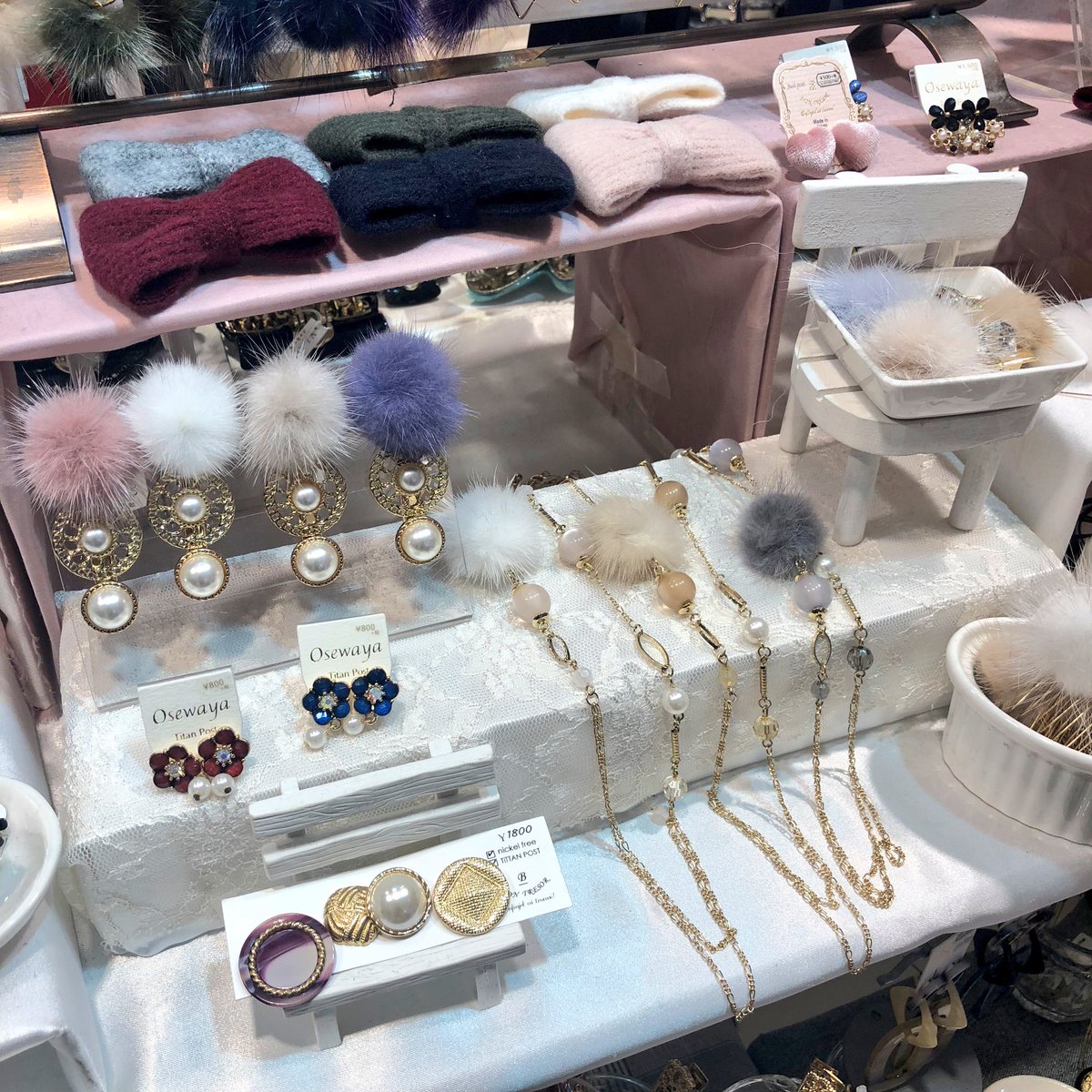 SHIBUYA109NET's tweet photo. #Grandedge ではファーや
チェックなどの秋冬らしい
アクセサリーが続々と入荷中！
おすすめは3.4枚目！宇宙みたいに
キラキラしてて可愛い✨！
ボタンのピアスも珍しい😳💕 https://t.co/uyytO1CrCf