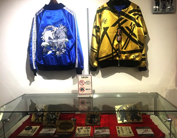 Tvアニメ ゴールデンカムイ 公式 渋谷マルイにて開催の Tvアニメ ゴールデンカムイ Pop Up Shop では ゴールデンチケットキャンペーン で当たる特製 刺青人皮リバーシブルスカジャン の実物も展示中ですッ キャンペーン詳細 T Co