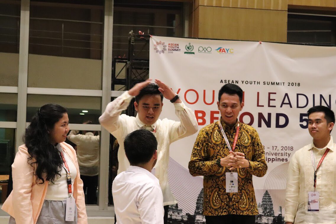 CeajeeRosana's tweet image. Yung kaibigan mong may action kapag nagkekwento:

#AYS2018 #UnitedASEAN #OneASEAN