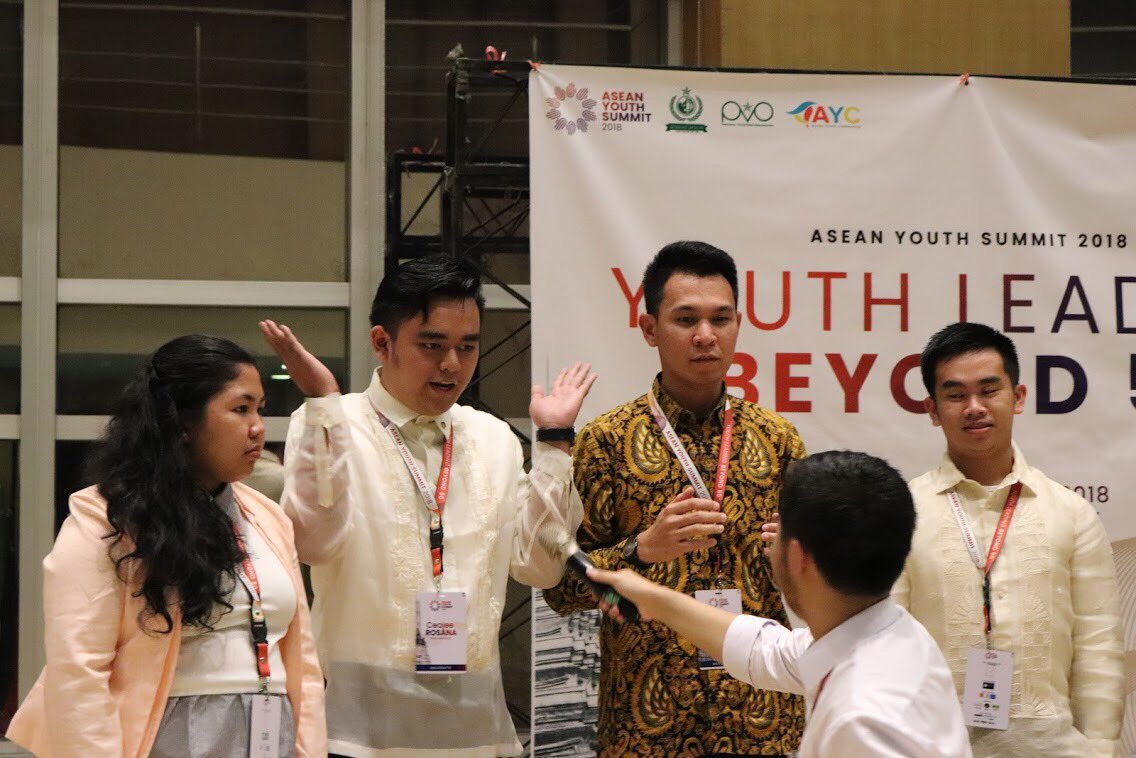 CeajeeRosana's tweet image. Yung kaibigan mong may action kapag nagkekwento:

#AYS2018 #UnitedASEAN #OneASEAN